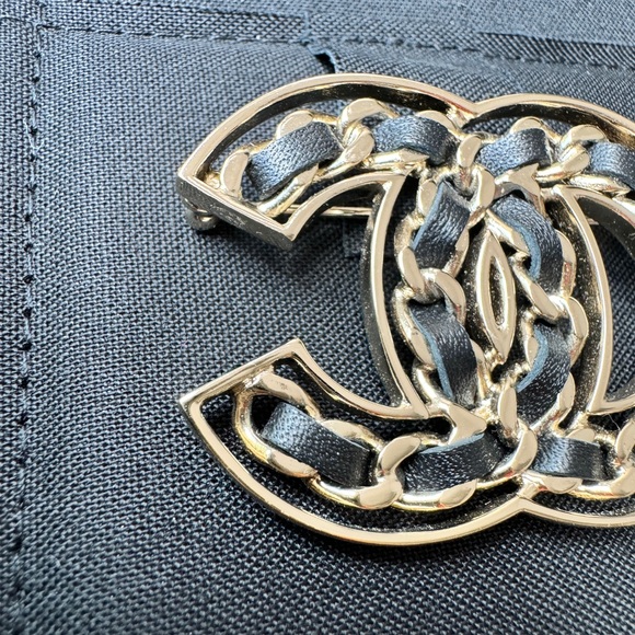 CHANEL 19P CLASSIC GOLD TONE LARGE BIG CC LOGO CHAIN BLACK LEATHER BROOCH PIN - Picture 5 of 10